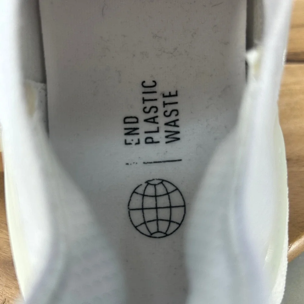 Adidas Ultraboost 22 White Running Shoes GX5590 Womens Size 8 Cushioned Comfort